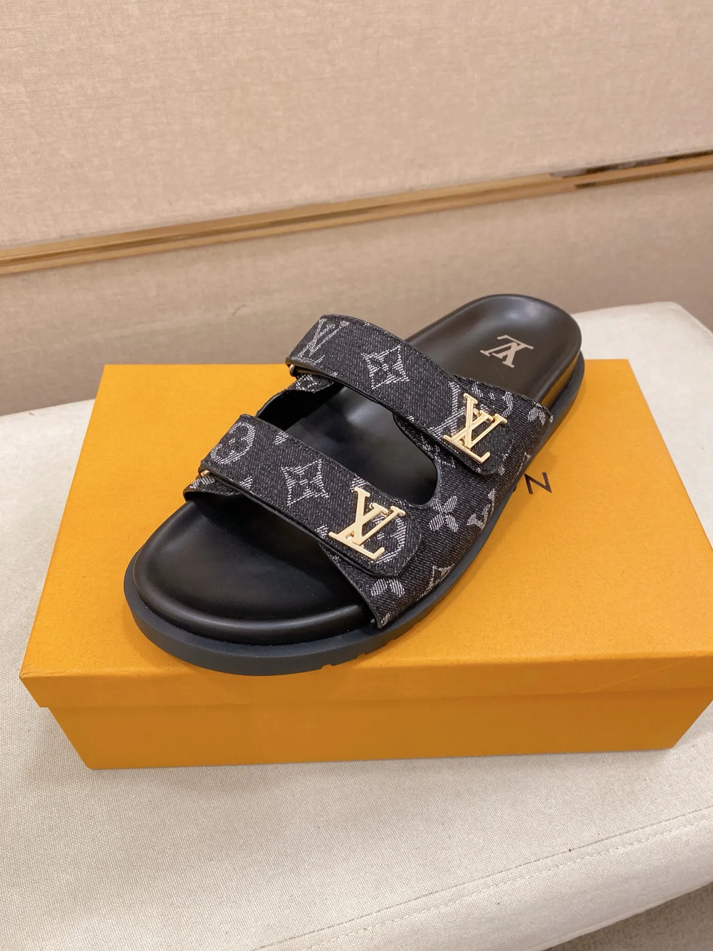 Men's shoes💰: 320💰Made by LV🔍Top purchasing agent, men's spring and summer slippers are available at the same counter. The uppers are made of cowhide imported from Italy, with logo graphics and high-quality craftsmanship. Soles: original soles specially provided by the original factory. Exclusive molded soles are super comfortable. Original goods with single order, 🔍🔍high quality, you can enter and exit the counter at will. Welcome to compare, code number 38-44. Can be customized45